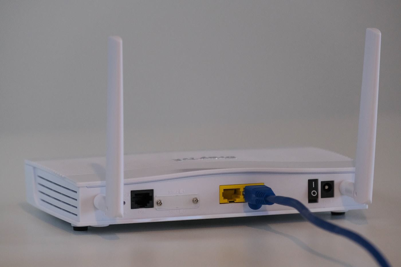 Wi-Fi-роутер связывает беспроводную камеру с домашней сетью. Сама камера должна поддерживать Wi-Fi.